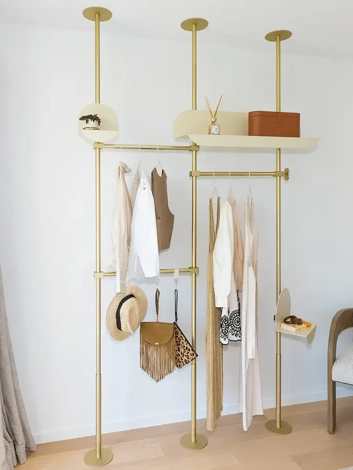 Avec le système Hilo, créez une penderie élégante, fonctionnelle et totalement modulable en un clin d’œil, sans abîmer les murs. Grâce à la barre horizontale, il devient facile de suspendre vêtements et accessoires à la hauteur idéale. Idéal pour les particuliers comme pour les espaces professionnels et l’hôtellerie, ce concept breveté s’adapte à toutes les hauteurs et à tous les besoins.